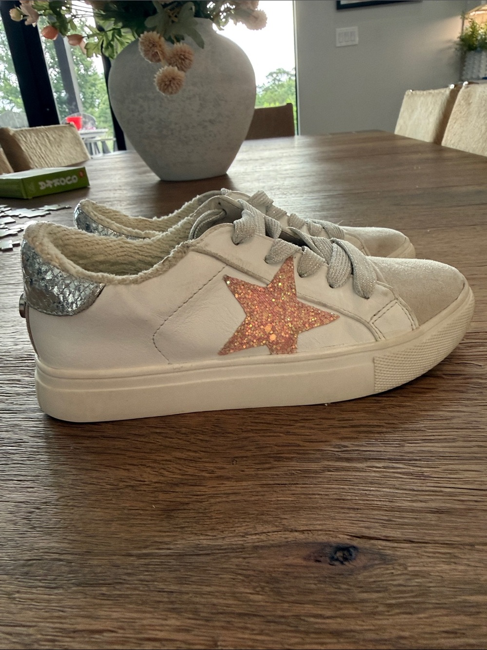 ** LIKE NEW ** Steve Madden Kids White Sneakers with Pink Glitter Star